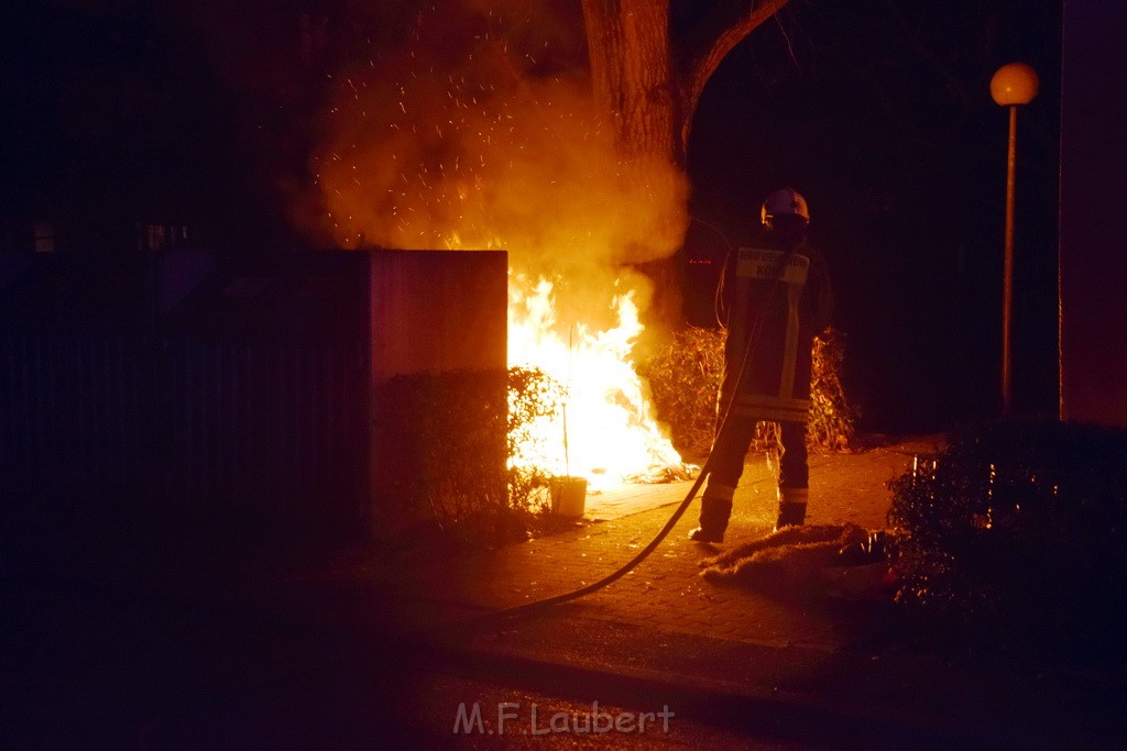 Mehrere Muell Sperrmuellbraende Köln Vingst Ansbacherstr P07.JPG - Miklos Laubert